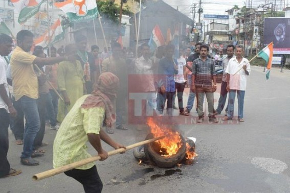 12 hrs Strike : Congress agitates, burns tires before Congress Bhawan
